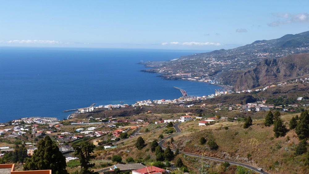 Ausblick von der Landstraße LP 4 auf die Hauptstadt von La Palma